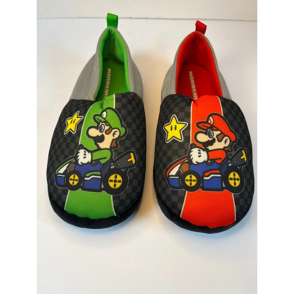 Nintendo Mario Kart Mario and Luigi Kids Slippers Size‎ 2-3 Mismatched Red Green